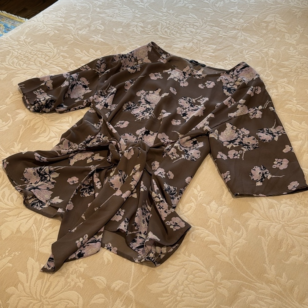 New condition floral tie blouse - Picture 8 of 8